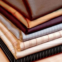 यार्न से रंगे कपड़े